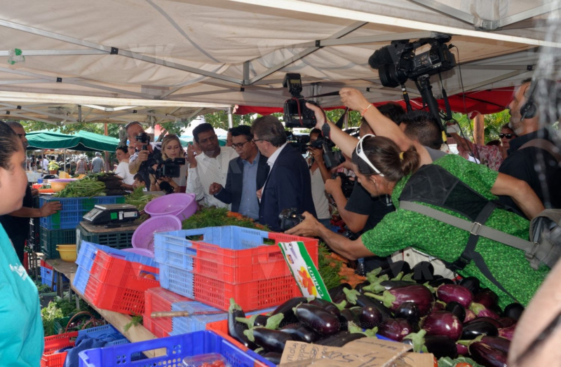 Jean-Luc Melenchon est alle a la rencontre de la population reunionnaise sur le marche de Sainte-Marie (nord de l'ile) ce samedi matin, en compagnie du depute FI Jean-Hugues Ratenon et du depute europeen Younous Omarjee. Jean-Luc Melenchon went to meet the population of Reunion on the market of Sainte-Marie (north of the island) this Saturday morning with deputy FI Jean-Hugues Ratenon and European deputy Younous Omarjee.