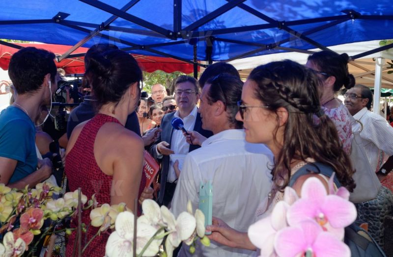 Jean-Luc Melenchon est alle a la rencontre de la population reunionnaise sur le marche de Sainte-Marie (nord de l'ile) ce samedi matin, en compagnie du depute FI Jean-Hugues Ratenon et du depute europeen Younous Omarjee. Jean-Luc Melenchon went to meet the population of Reunion on the market of Sainte-Marie (north of the island) this Saturday morning with deputy FI Jean-Hugues Ratenon and European deputy Younous Omarjee.