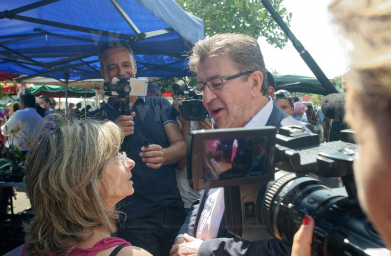 Jean-Luc Melenchon est alle a la rencontre de la population reunionnaise sur le marche de Sainte-Marie (nord de l'ile) ce samedi matin, en compagnie du depute FI Jean-Hugues Ratenon et du depute europeen Younous Omarjee. Jean-Luc Melenchon went to meet the population of Reunion on the market of Sainte-Marie (north of the island) this Saturday morning with deputy FI Jean-Hugues Ratenon and European deputy Younous Omarjee.