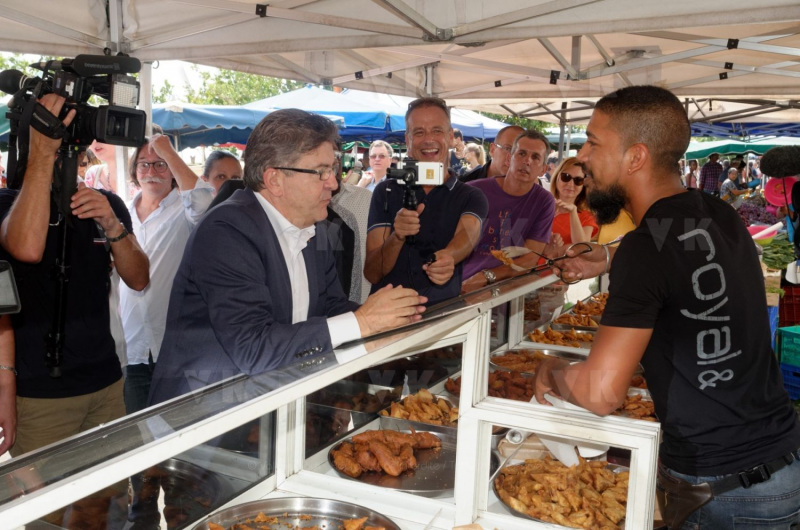 Jean-Luc Melenchon est alle a la rencontre de la population reunionnaise sur le marche de Sainte-Marie (nord de l'ile) ce samedi matin, en compagnie du depute FI Jean-Hugues Ratenon et du depute europeen Younous Omarjee. Jean-Luc Melenchon went to meet the population of Reunion on the market of Sainte-Marie (north of the island) this Saturday morning with deputy FI Jean-Hugues Ratenon and European deputy Younous Omarjee.