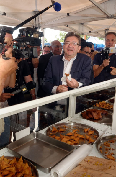 Jean-Luc Melenchon est alle a la rencontre de la population reunionnaise sur le marche de Sainte-Marie (nord de l'ile) ce samedi matin, en compagnie du depute FI Jean-Hugues Ratenon et du depute europeen Younous Omarjee. Jean-Luc Melenchon went to meet the population of Reunion on the market of Sainte-Marie (north of the island) this Saturday morning with deputy FI Jean-Hugues Ratenon and European deputy Younous Omarjee.