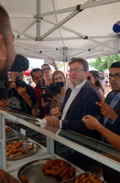Jean-Luc Melenchon est alle a la rencontre de la population reunionnaise sur le marche de Sainte-Marie (nord de l'ile) ce samedi matin, en compagnie du depute FI Jean-Hugues Ratenon et du depute europeen Younous Omarjee. Jean-Luc Melenchon went to meet the population of Reunion on the market of Sainte-Marie (north of the island) this Saturday morning with deputy FI Jean-Hugues Ratenon and European deputy Younous Omarjee.