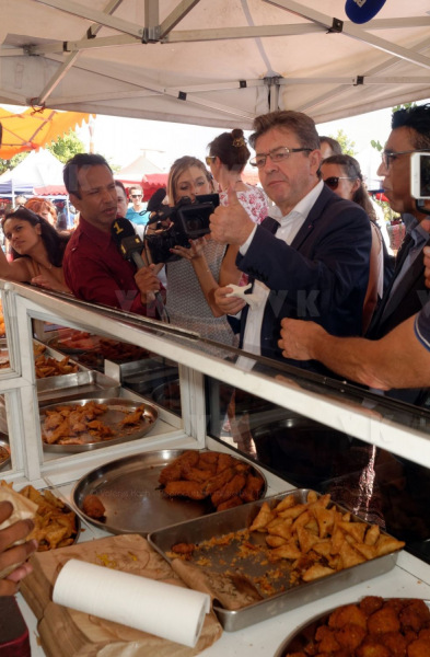 Jean-Luc Melenchon est alle a la rencontre de la population reunionnaise sur le marche de Sainte-Marie (nord de l'ile) ce samedi matin, en compagnie du depute FI Jean-Hugues Ratenon et du depute europeen Younous Omarjee. Jean-Luc Melenchon went to meet the population of Reunion on the market of Sainte-Marie (north of the island) this Saturday morning with deputy FI Jean-Hugues Ratenon and European deputy Younous Omarjee.