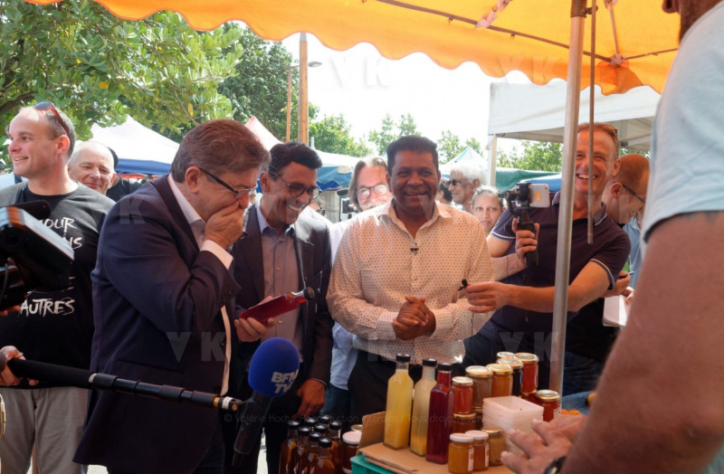 Jean-Luc Melenchon est alle a la rencontre de la population reunionnaise sur le marche de Sainte-Marie (nord de l'ile) ce samedi matin, en compagnie du depute FI Jean-Hugues Ratenon et du depute europeen Younous Omarjee. Jean-Luc Melenchon went to meet the population of Reunion on the market of Sainte-Marie (north of the island) this Saturday morning with deputy FI Jean-Hugues Ratenon and European deputy Younous Omarjee.