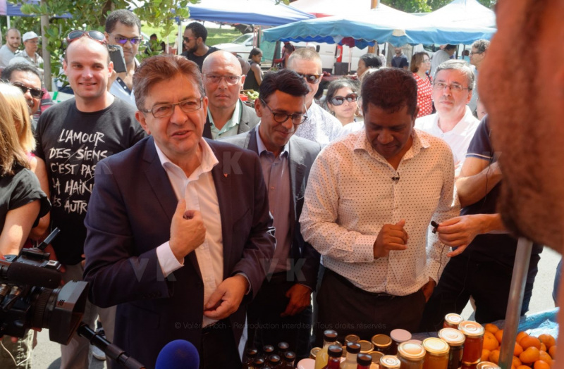 Jean-Luc Melenchon est alle a la rencontre de la population reunionnaise sur le marche de Sainte-Marie (nord de l'ile) ce samedi matin, en compagnie du depute FI Jean-Hugues Ratenon et du depute europeen Younous Omarjee. Jean-Luc Melenchon went to meet the population of Reunion on the market of Sainte-Marie (north of the island) this Saturday morning with deputy FI Jean-Hugues Ratenon and European deputy Younous Omarjee.