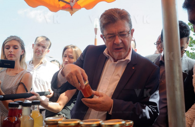 Jean-Luc Melenchon est alle a la rencontre de la population reunionnaise sur le marche de Sainte-Marie (nord de l'ile) ce samedi matin, en compagnie du depute FI Jean-Hugues Ratenon et du depute europeen Younous Omarjee. Jean-Luc Melenchon went to meet the population of Reunion on the market of Sainte-Marie (north of the island) this Saturday morning with deputy FI Jean-Hugues Ratenon and European deputy Younous Omarjee.