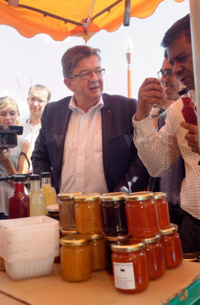 Jean-Luc Melenchon est alle a la rencontre de la population reunionnaise sur le marche de Sainte-Marie (nord de l'ile) ce samedi matin, en compagnie du depute FI Jean-Hugues Ratenon et du depute europeen Younous Omarjee. Jean-Luc Melenchon went to meet the population of Reunion on the market of Sainte-Marie (north of the island) this Saturday morning with deputy FI Jean-Hugues Ratenon and European deputy Younous Omarjee.
