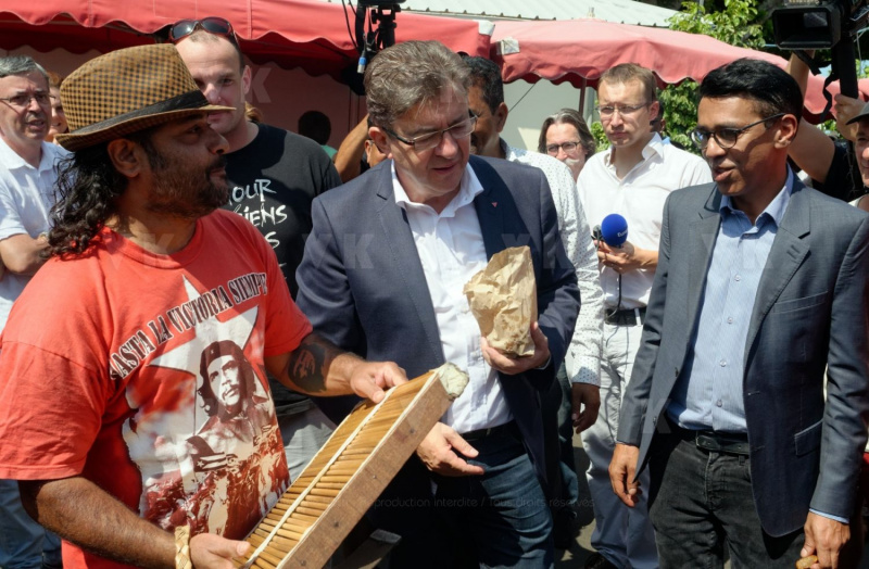 Jean-Luc Melenchon est alle a la rencontre de la population reunionnaise sur le marche de Sainte-Marie (nord de l'ile) ce samedi matin, en compagnie du depute FI Jean-Hugues Ratenon et du depute europeen Younous Omarjee. Jean-Luc Melenchon went to meet the population of Reunion on the market of Sainte-Marie (north of the island) this Saturday morning with deputy FI Jean-Hugues Ratenon and European deputy Younous Omarjee.