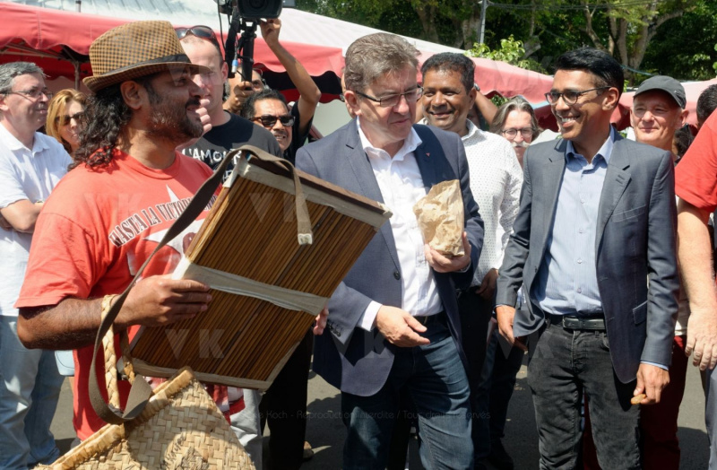 Jean-Luc Melenchon est alle a la rencontre de la population reunionnaise sur le marche de Sainte-Marie (nord de l'ile) ce samedi matin, en compagnie du depute FI Jean-Hugues Ratenon et du depute europeen Younous Omarjee. Jean-Luc Melenchon went to meet the population of Reunion on the market of Sainte-Marie (north of the island) this Saturday morning with deputy FI Jean-Hugues Ratenon and European deputy Younous Omarjee.
