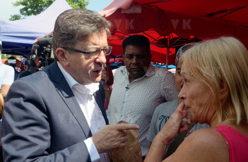 Jean-Luc Melenchon est alle a la rencontre de la population reunionnaise sur le marche de Sainte-Marie (nord de l'ile) ce samedi matin, en compagnie du depute FI Jean-Hugues Ratenon et du depute europeen Younous Omarjee. Jean-Luc Melenchon went to meet the population of Reunion on the market of Sainte-Marie (north of the island) this Saturday morning with deputy FI Jean-Hugues Ratenon and European deputy Younous Omarjee.
