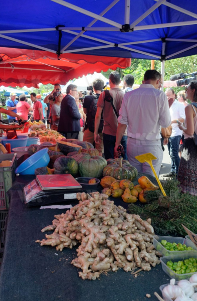 Jean-Luc Melenchon est alle a la rencontre de la population reunionnaise sur le marche de Sainte-Marie (nord de l'ile) ce samedi matin, en compagnie du depute FI Jean-Hugues Ratenon et du depute europeen Younous Omarjee. Jean-Luc Melenchon went to meet the population of Reunion on the market of Sainte-Marie (north of the island) this Saturday morning with deputy FI Jean-Hugues Ratenon and European deputy Younous Omarjee.