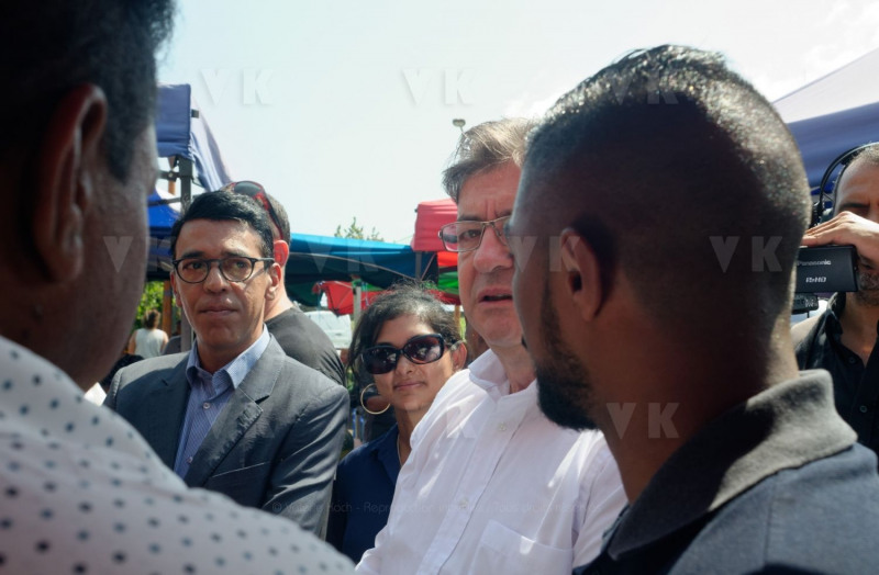 Jean-Luc Melenchon est alle a la rencontre de la population reunionnaise sur le marche de Sainte-Marie (nord de l'ile) ce samedi matin, en compagnie du depute FI Jean-Hugues Ratenon et du depute europeen Younous Omarjee. Jean-Luc Melenchon went to meet the population of Reunion on the market of Sainte-Marie (north of the island) this Saturday morning with deputy FI Jean-Hugues Ratenon and European deputy Younous Omarjee.