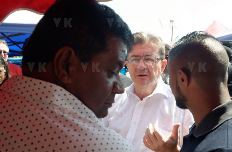 Jean-Luc Melenchon est alle a la rencontre de la population reunionnaise sur le marche de Sainte-Marie (nord de l'ile) ce samedi matin, en compagnie du depute FI Jean-Hugues Ratenon et du depute europeen Younous Omarjee. Jean-Luc Melenchon went to meet the population of Reunion on the market of Sainte-Marie (north of the island) this Saturday morning with deputy FI Jean-Hugues Ratenon and European deputy Younous Omarjee.