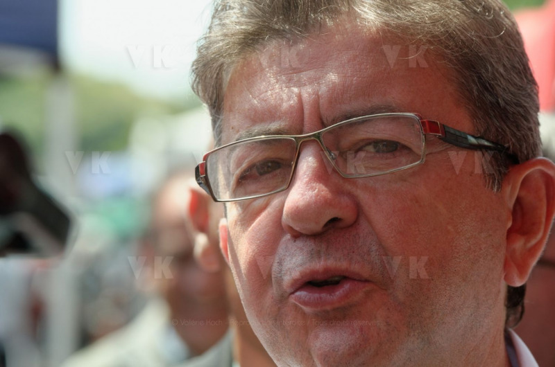 Jean-Luc Melenchon est alle a la rencontre de la population reunionnaise sur le marche de Sainte-Marie (nord de l'ile) ce samedi matin, en compagnie du depute FI Jean-Hugues Ratenon et du depute europeen Younous Omarjee. Jean-Luc Melenchon went to meet the population of Reunion on the market of Sainte-Marie (north of the island) this Saturday morning with deputy FI Jean-Hugues Ratenon and European deputy Younous Omarjee.