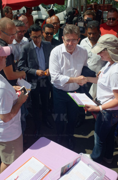 Jean-Luc Melenchon est alle a la rencontre de la population reunionnaise sur le marche de Sainte-Marie (nord de l'ile) ce samedi matin, en compagnie du depute FI Jean-Hugues Ratenon et du depute europeen Younous Omarjee. Jean-Luc Melenchon went to meet the population of Reunion on the market of Sainte-Marie (north of the island) this Saturday morning with deputy FI Jean-Hugues Ratenon and European deputy Younous Omarjee.