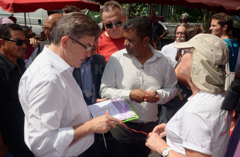 Jean-Luc Melenchon est alle a la rencontre de la population reunionnaise sur le marche de Sainte-Marie (nord de l'ile) ce samedi matin, en compagnie du depute FI Jean-Hugues Ratenon et du depute europeen Younous Omarjee. Jean-Luc Melenchon went to meet the population of Reunion on the market of Sainte-Marie (north of the island) this Saturday morning with deputy FI Jean-Hugues Ratenon and European deputy Younous Omarjee.