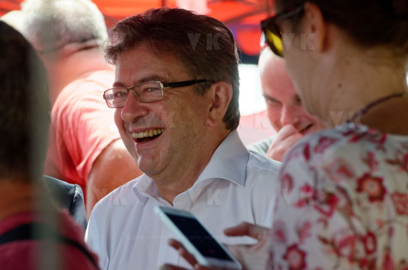 Jean-Luc Melenchon est alle a la rencontre de la population reunionnaise sur le marche de Sainte-Marie (nord de l'ile) ce samedi matin, en compagnie du depute FI Jean-Hugues Ratenon et du depute europeen Younous Omarjee. Jean-Luc Melenchon went to meet the population of Reunion on the market of Sainte-Marie (north of the island) this Saturday morning with deputy FI Jean-Hugues Ratenon and European deputy Younous Omarjee.