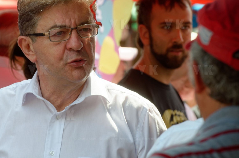 Jean-Luc Melenchon est alle a la rencontre de la population reunionnaise sur le marche de Sainte-Marie (nord de l'ile) ce samedi matin, en compagnie du depute FI Jean-Hugues Ratenon et du depute europeen Younous Omarjee. Jean-Luc Melenchon went to meet the population of Reunion on the market of Sainte-Marie (north of the island) this Saturday morning with deputy FI Jean-Hugues Ratenon and European deputy Younous Omarjee.