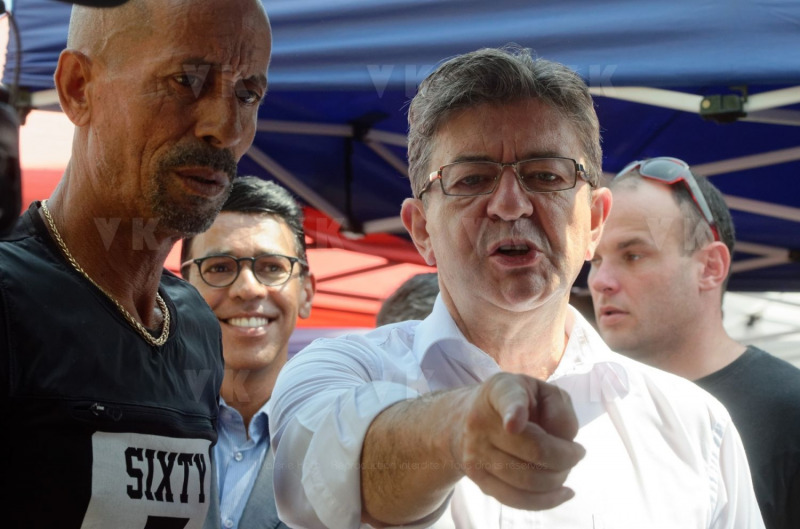 Jean-Luc Melenchon est alle a la rencontre de la population reunionnaise sur le marche de Sainte-Marie (nord de l'ile) ce samedi matin, en compagnie du depute FI Jean-Hugues Ratenon et du depute europeen Younous Omarjee. Jean-Luc Melenchon went to meet the population of Reunion on the market of Sainte-Marie (north of the island) this Saturday morning with deputy FI Jean-Hugues Ratenon and European deputy Younous Omarjee.