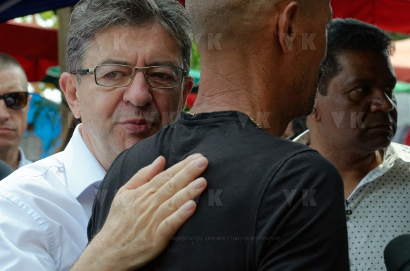 Jean-Luc Melenchon est alle a la rencontre de la population reunionnaise sur le marche de Sainte-Marie (nord de l'ile) ce samedi matin, en compagnie du depute FI Jean-Hugues Ratenon et du depute europeen Younous Omarjee. Jean-Luc Melenchon went to meet the population of Reunion on the market of Sainte-Marie (north of the island) this Saturday morning with deputy FI Jean-Hugues Ratenon and European deputy Younous Omarjee.