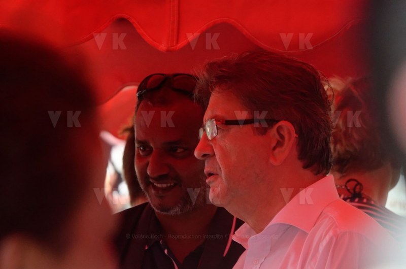 Jean-Luc Melenchon est alle a la rencontre de la population reunionnaise sur le marche de Sainte-Marie (nord de l'ile) ce samedi matin, en compagnie du depute FI Jean-Hugues Ratenon et du depute europeen Younous Omarjee. Jean-Luc Melenchon went to meet the population of Reunion on the market of Sainte-Marie (north of the island) this Saturday morning with deputy FI Jean-Hugues Ratenon and European deputy Younous Omarjee.