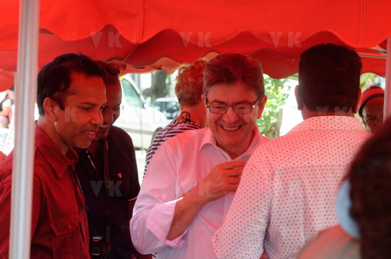 Jean-Luc Melenchon est alle a la rencontre de la population reunionnaise sur le marche de Sainte-Marie (nord de l'ile) ce samedi matin, en compagnie du depute FI Jean-Hugues Ratenon et du depute europeen Younous Omarjee. Jean-Luc Melenchon went to meet the population of Reunion on the market of Sainte-Marie (north of the island) this Saturday morning with deputy FI Jean-Hugues Ratenon and European deputy Younous Omarjee.