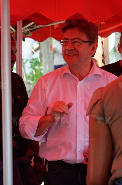 Jean-Luc Melenchon est alle a la rencontre de la population reunionnaise sur le marche de Sainte-Marie (nord de l'ile) ce samedi matin, en compagnie du depute FI Jean-Hugues Ratenon et du depute europeen Younous Omarjee. Jean-Luc Melenchon went to meet the population of Reunion on the market of Sainte-Marie (north of the island) this Saturday morning with deputy FI Jean-Hugues Ratenon and European deputy Younous Omarjee.