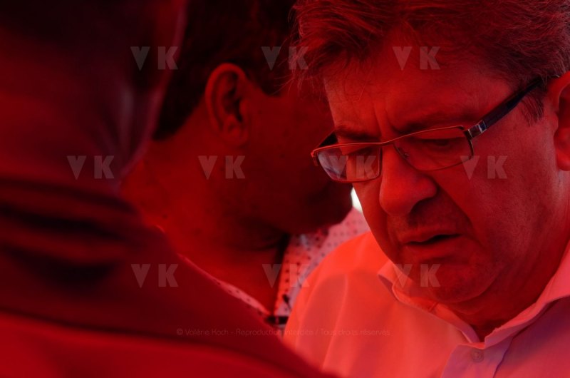 Jean-Luc Melenchon est alle a la rencontre de la population reunionnaise sur le marche de Sainte-Marie (nord de l'ile) ce samedi matin, en compagnie du depute FI Jean-Hugues Ratenon et du depute europeen Younous Omarjee. Jean-Luc Melenchon went to meet the population of Reunion on the market of Sainte-Marie (north of the island) this Saturday morning with deputy FI Jean-Hugues Ratenon and European deputy Younous Omarjee.