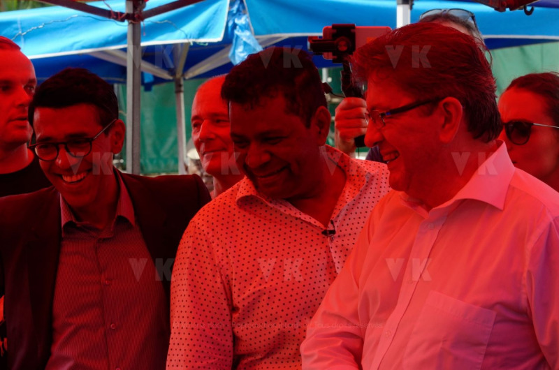 Jean-Luc Melenchon est alle a la rencontre de la population reunionnaise sur le marche de Sainte-Marie (nord de l'ile) ce samedi matin, en compagnie du depute FI Jean-Hugues Ratenon et du depute europeen Younous Omarjee. Jean-Luc Melenchon went to meet the population of Reunion on the market of Sainte-Marie (north of the island) this Saturday morning with deputy FI Jean-Hugues Ratenon and European deputy Younous Omarjee.
