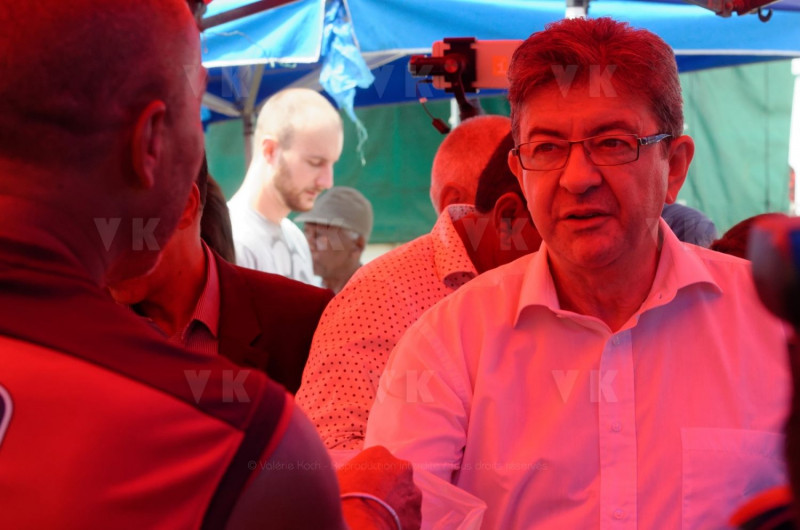 Jean-Luc Melenchon est alle a la rencontre de la population reunionnaise sur le marche de Sainte-Marie (nord de l'ile) ce samedi matin, en compagnie du depute FI Jean-Hugues Ratenon et du depute europeen Younous Omarjee. Jean-Luc Melenchon went to meet the population of Reunion on the market of Sainte-Marie (north of the island) this Saturday morning with deputy FI Jean-Hugues Ratenon and European deputy Younous Omarjee.