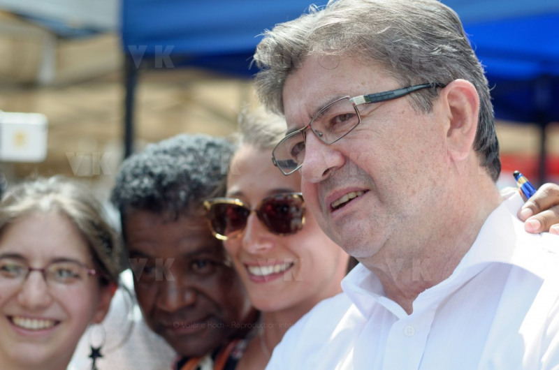 Jean-Luc Melenchon est alle a la rencontre de la population reunionnaise sur le marche de Sainte-Marie (nord de l'ile) ce samedi matin, en compagnie du depute FI Jean-Hugues Ratenon et du depute europeen Younous Omarjee. Jean-Luc Melenchon went to meet the population of Reunion on the market of Sainte-Marie (north of the island) this Saturday morning with deputy FI Jean-Hugues Ratenon and European deputy Younous Omarjee.