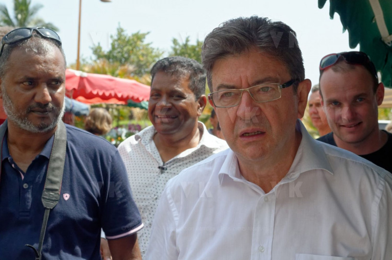 Jean-Luc Melenchon est alle a la rencontre de la population reunionnaise sur le marche de Sainte-Marie (nord de l'ile) ce samedi matin, en compagnie du depute FI Jean-Hugues Ratenon et du depute europeen Younous Omarjee. Jean-Luc Melenchon went to meet the population of Reunion on the market of Sainte-Marie (north of the island) this Saturday morning with deputy FI Jean-Hugues Ratenon and European deputy Younous Omarjee.