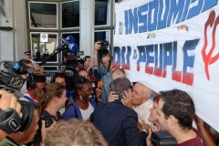 Jean-Luc Melenchon, accueilli par le depute Jean-Hugues Ratenon a l'aeroport de La Reunion ce matin, passera le week-end sur l'ile - Jean-Luc Melenchon, welcomed by the deputy Jean-Hugues Ratenon at the airport of La Reunion this morning, will spend the weekend on the island