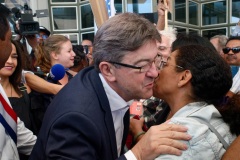 Jean-Luc Melenchon, accueilli par le depute Jean-Hugues Ratenon a l'aeroport de La Reunion ce matin, passera le week-end sur l'ile - Jean-Luc Melenchon, welcomed by the deputy Jean-Hugues Ratenon at the airport of La Reunion this morning, will spend the weekend on the island