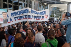 Jean-Luc Melenchon, accueilli par le depute Jean-Hugues Ratenon a l'aeroport de La Reunion ce matin, passera le week-end sur l'ile - Jean-Luc Melenchon, welcomed by the deputy Jean-Hugues Ratenon at the airport of La Reunion this morning, will spend the weekend on the island