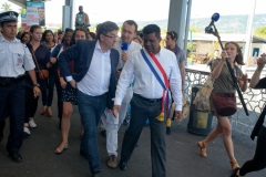 Jean-Luc Melenchon, accueilli par le depute Jean-Hugues Ratenon a l'aeroport de La Reunion ce matin, passera le week-end sur l'ile - Jean-Luc Melenchon, welcomed by the deputy Jean-Hugues Ratenon at the airport of La Reunion this morning, will spend the weekend on the island