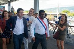 Jean-Luc Melenchon, accueilli par le depute Jean-Hugues Ratenon a l'aeroport de La Reunion ce matin, passera le week-end sur l'ile - Jean-Luc Melenchon, welcomed by the deputy Jean-Hugues Ratenon at the airport of La Reunion this morning, will spend the weekend on the island