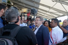 Jean-Luc Melenchon, accueilli par le depute Jean-Hugues Ratenon a l'aeroport de La Reunion ce matin, passera le week-end sur l'ile - Jean-Luc Melenchon, welcomed by the deputy Jean-Hugues Ratenon at the airport of La Reunion this morning, will spend the weekend on the island
