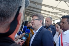Jean-Luc Melenchon, accueilli par le depute Jean-Hugues Ratenon a l'aeroport de La Reunion ce matin, passera le week-end sur l'ile - Jean-Luc Melenchon, welcomed by the deputy Jean-Hugues Ratenon at the airport of La Reunion this morning, will spend the weekend on the island