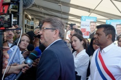Jean-Luc Melenchon, accueilli par le depute Jean-Hugues Ratenon a l'aeroport de La Reunion ce matin, passera le week-end sur l'ile - Jean-Luc Melenchon, welcomed by the deputy Jean-Hugues Ratenon at the airport of La Reunion this morning, will spend the weekend on the island