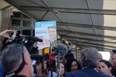 Jean-Luc Melenchon, accueilli par le depute Jean-Hugues Ratenon a l'aeroport de La Reunion ce matin, passera le week-end sur l'ile - Jean-Luc Melenchon, welcomed by the deputy Jean-Hugues Ratenon at the airport of La Reunion this morning, will spend the weekend on the island