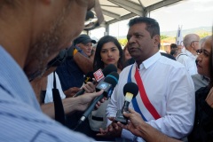 Jean-Luc Melenchon, accueilli par le depute Jean-Hugues Ratenon a l'aeroport de La Reunion ce matin, passera le week-end sur l'ile - Jean-Luc Melenchon, welcomed by the deputy Jean-Hugues Ratenon at the airport of La Reunion this morning, will spend the weekend on the island