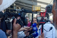 Jean-Luc Melenchon, accueilli par le depute Jean-Hugues Ratenon a l'aeroport de La Reunion ce matin, passera le week-end sur l'ile - Jean-Luc Melenchon, welcomed by the deputy Jean-Hugues Ratenon at the airport of La Reunion this morning, will spend the weekend on the island