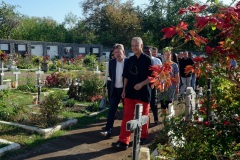 Lors de sa visite dans la commune du Port, Jean-Luc Melenchon est alle se recueillir devant le caveau familial de la famille Verges, avec Pierre Verges (fils de Paul Verges, maire, députe, president de Region, senateur, et chef de file du Parti Communiste  Reunionnais, decede en novembre 2016). Pour cet hommage, il etait accompagne des deputes Mathilde Panot, Danièle Obono et Jean-Hugues Ratenon (FI La Reunion). During his visit in the city of Le Port, Jean-Luc Melenchon has gone to recollect in front of the Verges family vault, with Pierre Verges (son of Paul Verges, mayor, deputy, president of Region, senator, of the Reunion's Communist Party, died in November 2016). For this tribute, he was accompanied by Mathilde Panot, Daniele Obono and Jean-Hugues Ratenon (FI La Reunion).