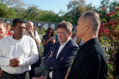 Lors de sa visite dans la commune du Port, Jean-Luc Melenchon est alle se recueillir devant le caveau familial de la famille Verges, avec Pierre Verges (fils de Paul Verges, maire, députe, president de Region, senateur, et chef de file du Parti Communiste  Reunionnais, decede en novembre 2016). Pour cet hommage, il etait accompagne des deputes Mathilde Panot, Danièle Obono et Jean-Hugues Ratenon (FI La Reunion). During his visit in the city of Le Port, Jean-Luc Melenchon has gone to recollect in front of the Verges family vault, with Pierre Verges (son of Paul Verges, mayor, deputy, president of Region, senator, of the Reunion's Communist Party, died in November 2016). For this tribute, he was accompanied by Mathilde Panot, Daniele Obono and Jean-Hugues Ratenon (FI La Reunion).