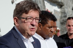 Lors de sa visite dans la commune du Port, Jean-Luc Melenchon est alle se recueillir devant le caveau familial de la famille Verges, avec Pierre Verges (fils de Paul Verges, maire, députe, president de Region, senateur, et chef de file du Parti Communiste  Reunionnais, decede en novembre 2016). Pour cet hommage, il etait accompagne des deputes Mathilde Panot, Danièle Obono et Jean-Hugues Ratenon (FI La Reunion). During his visit in the city of Le Port, Jean-Luc Melenchon has gone to recollect in front of the Verges family vault, with Pierre Verges (son of Paul Verges, mayor, deputy, president of Region, senator, of the Reunion's Communist Party, died in November 2016). For this tribute, he was accompanied by Mathilde Panot, Daniele Obono and Jean-Hugues Ratenon (FI La Reunion).