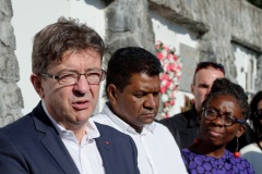 Lors de sa visite dans la commune du Port, Jean-Luc Melenchon est alle se recueillir devant le caveau familial de la famille Verges, avec Pierre Verges (fils de Paul Verges, maire, députe, president de Region, senateur, et chef de file du Parti Communiste  Reunionnais, decede en novembre 2016). Pour cet hommage, il etait accompagne des deputes Mathilde Panot, Danièle Obono et Jean-Hugues Ratenon (FI La Reunion). During his visit in the city of Le Port, Jean-Luc Melenchon has gone to recollect in front of the Verges family vault, with Pierre Verges (son of Paul Verges, mayor, deputy, president of Region, senator, of the Reunion's Communist Party, died in November 2016). For this tribute, he was accompanied by Mathilde Panot, Daniele Obono and Jean-Hugues Ratenon (FI La Reunion).