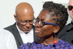 Lors de sa visite dans la commune du Port, Jean-Luc Melenchon est alle se recueillir devant le caveau familial de la famille Verges, avec Pierre Verges (fils de Paul Verges, maire, députe, president de Region, senateur, et chef de file du Parti Communiste  Reunionnais, decede en novembre 2016). Pour cet hommage, il etait accompagne des deputes Mathilde Panot, Daniele Obono (sur la photo) et Jean-Hugues Ratenon (FI La Reunion). During his visit in the city of Le Port, Jean-Luc Melenchon has gone to recollect in front of the Verges family vault, with Pierre Verges (son of Paul Verges, mayor, deputy, president of Region, senator, of the Reunion's Communist Party, died in November 2016). For this tribute, he was accompanied by Mathilde Panot, Daniele Obono (on this picture) and Jean-Hugues Ratenon (FI La Reunion).