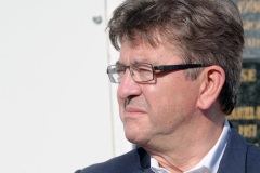 Lors de sa visite dans la commune du Port, Jean-Luc Melenchon est alle se recueillir devant le caveau familial de la famille Verges, avec Pierre Verges (fils de Paul Verges, maire, députe, president de Region, senateur, et chef de file du Parti Communiste  Reunionnais, decede en novembre 2016). Pour cet hommage, il etait accompagne des deputes Mathilde Panot, Daniele Obono et Jean-Hugues Ratenon (FI La Reunion). During his visit in the city of Le Port, Jean-Luc Melenchon has gone to recollect in front of the Verges family vault, with Pierre Verges (son of Paul Verges, mayor, deputy, president of Region, senator, of the Reunion's Communist Party, died in November 2016). For this tribute, he was accompanied by Mathilde Panot, Daniele Obono and Jean-Hugues Ratenon (FI La Reunion).