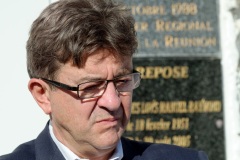 Lors de sa visite dans la commune du Port, Jean-Luc Melenchon est alle se recueillir devant le caveau familial de la famille Verges, avec Pierre Verges (fils de Paul Verges, maire, députe, president de Region, senateur, et chef de file du Parti Communiste  Reunionnais, decede en novembre 2016). Pour cet hommage, il etait accompagne des deputes Mathilde Panot, Daniele Obono et Jean-Hugues Ratenon (FI La Reunion). During his visit in the city of Le Port, Jean-Luc Melenchon has gone to recollect in front of the Verges family vault, with Pierre Verges (son of Paul Verges, mayor, deputy, president of Region, senator, of the Reunion's Communist Party, died in November 2016). For this tribute, he was accompanied by Mathilde Panot, Daniele Obono and Jean-Hugues Ratenon (FI La Reunion).